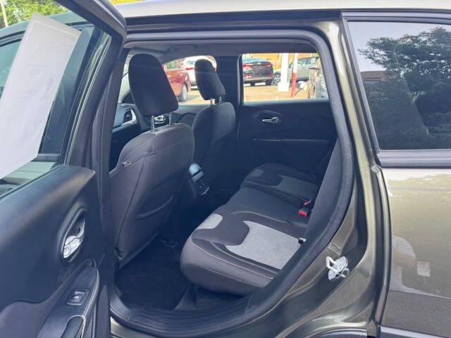 Vehicle image 14 of 17