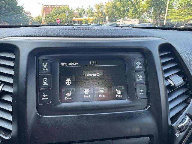 Vehicle image 13 of 17