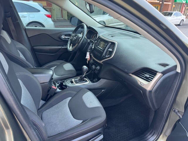 Vehicle image 11 of 17