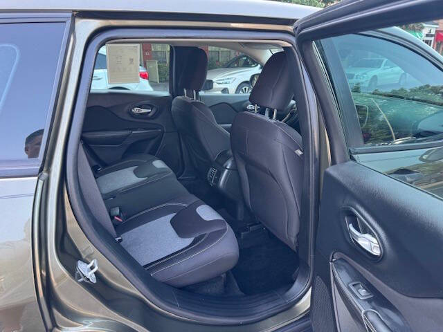 Vehicle image 15 of 17