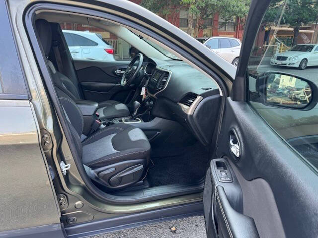 Vehicle image 10 of 17