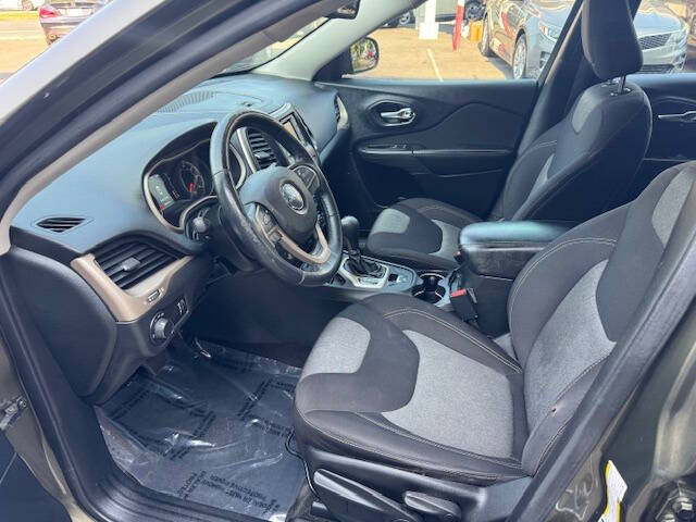Vehicle image 9 of 17