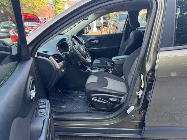Vehicle image 8 of 17