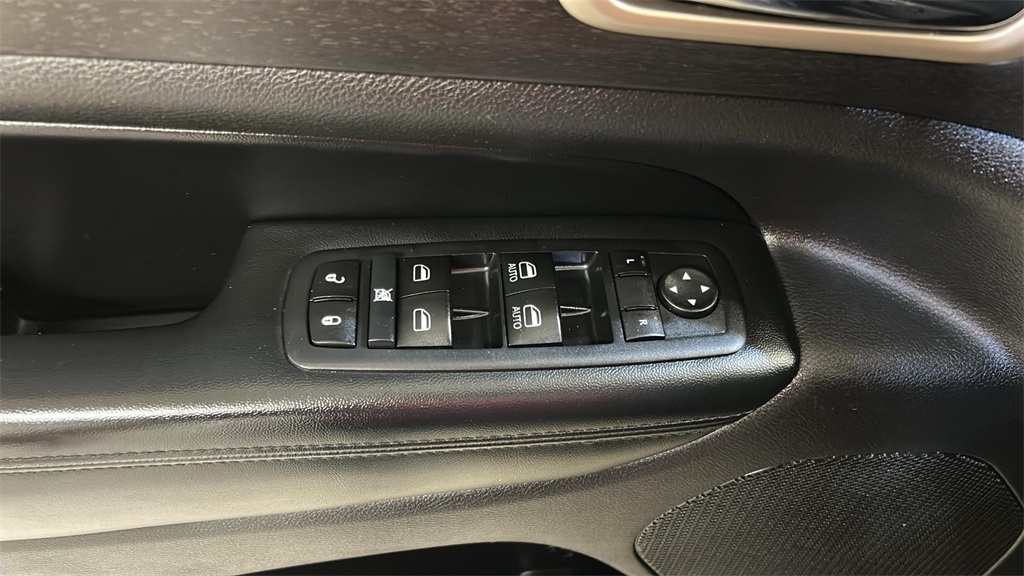Vehicle image 24 of 26
