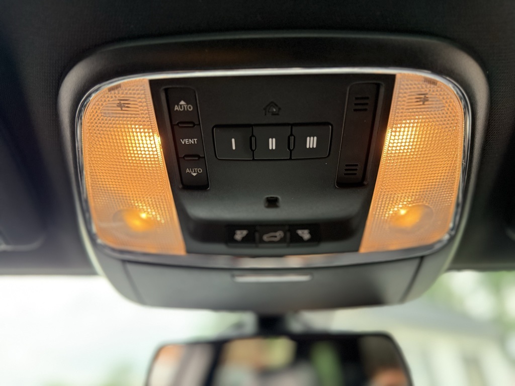 Vehicle image 33 of 41