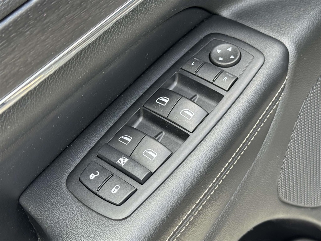 Vehicle image 25 of 31