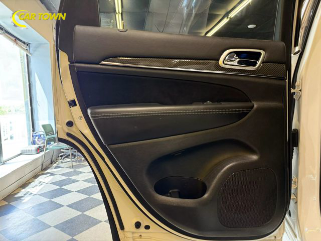 Vehicle image 37 of 61