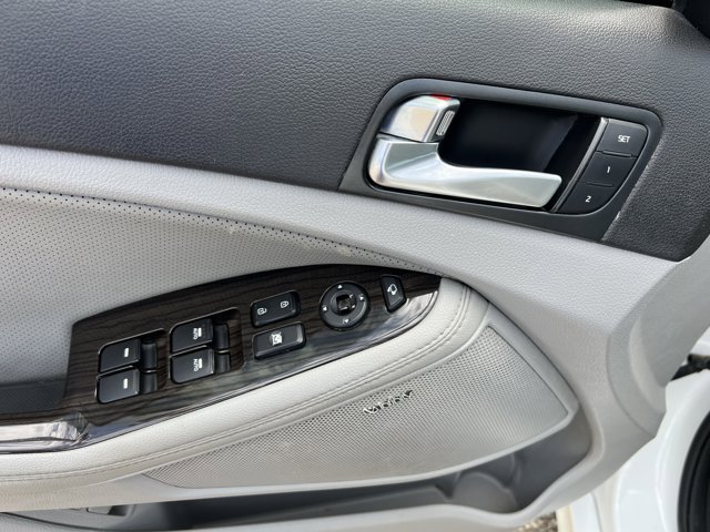 Vehicle image 21 of 30