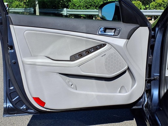 Vehicle image 9 of 31