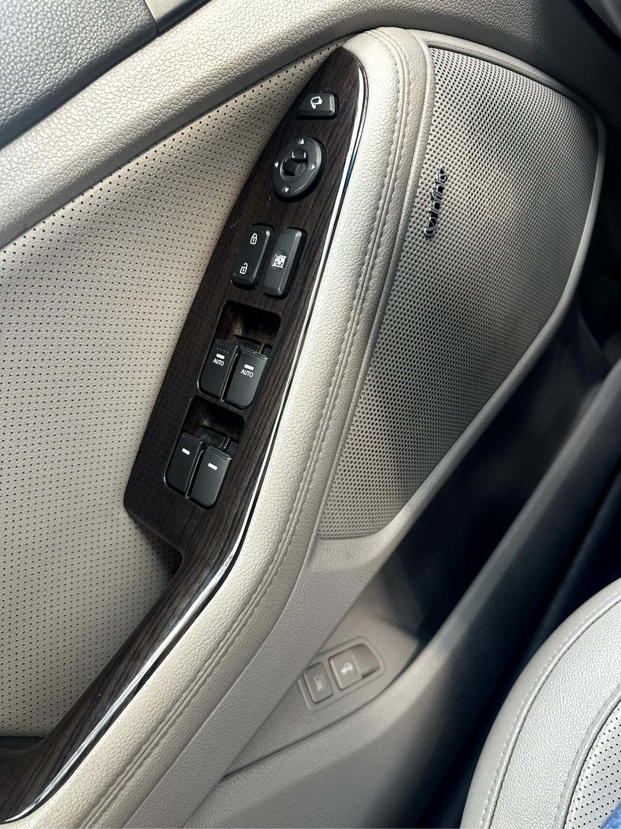 Vehicle image 22 of 33