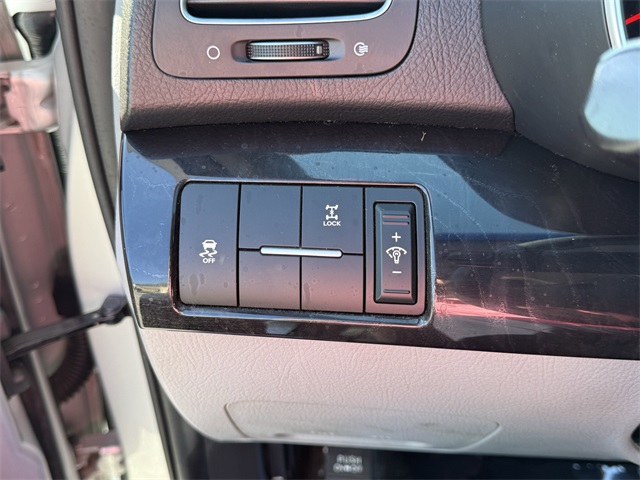 Vehicle image 18 of 21