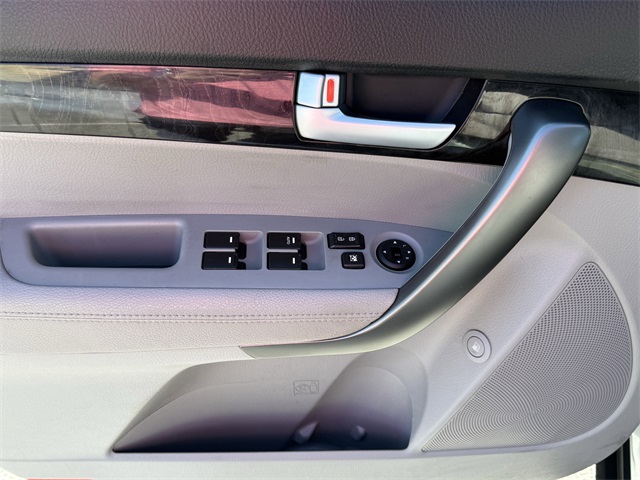 Vehicle image 17 of 21