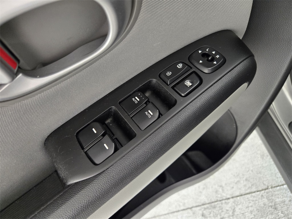 Vehicle image 23 of 31