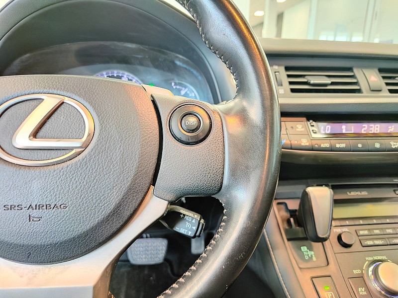 2015 Lexus CT Hybrid 200h Image 17 of 29