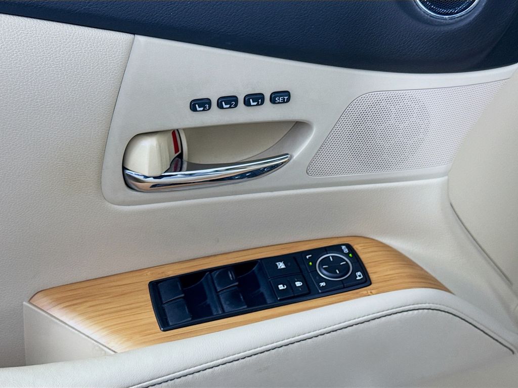 Vehicle image 21 of 41