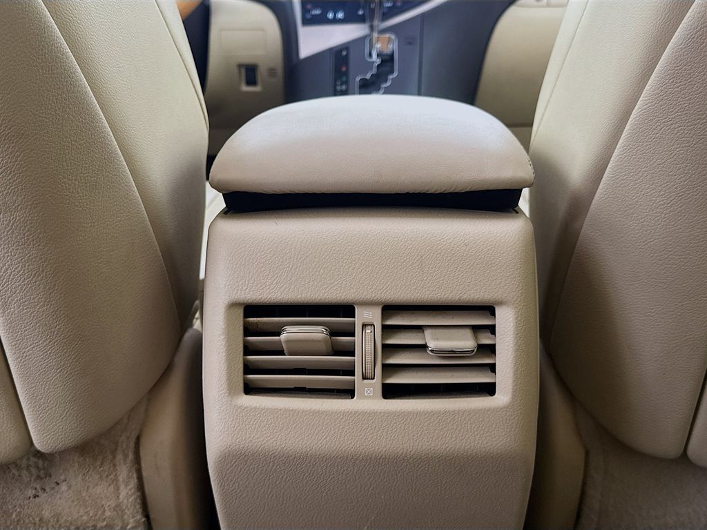 Vehicle image 31 of 41