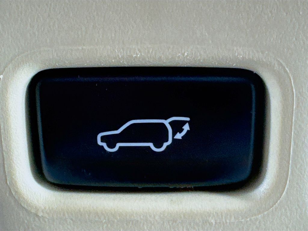 Vehicle image 33 of 41