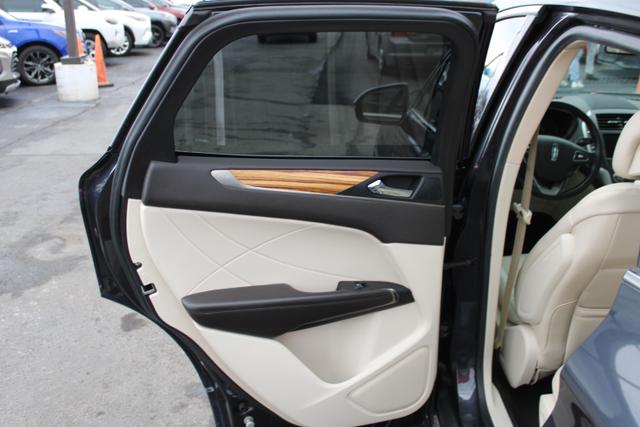 Vehicle image 24 of 33