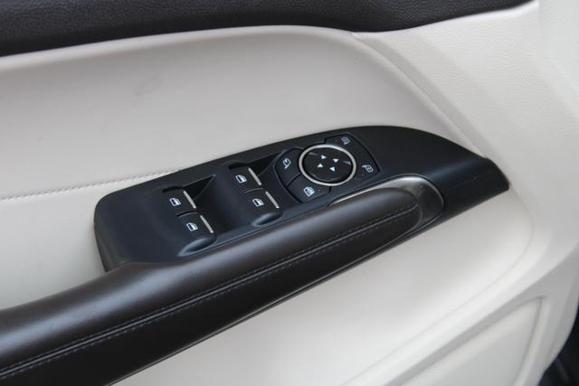 Vehicle image 11 of 33