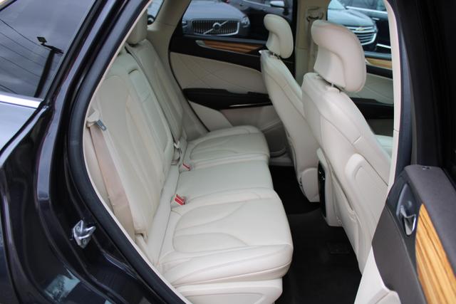 Vehicle image 27 of 33