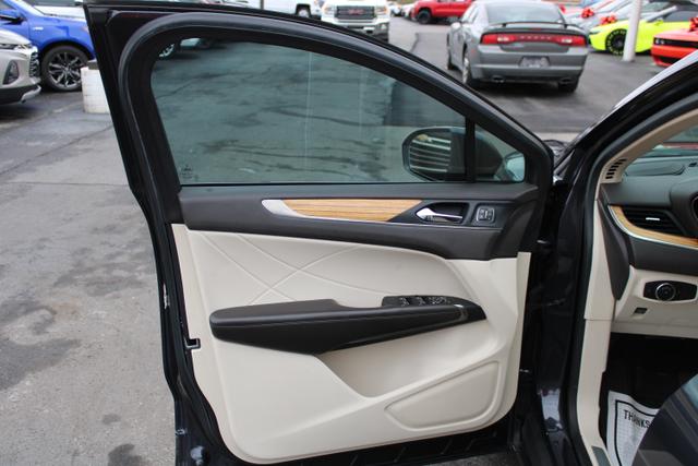 Vehicle image 10 of 33