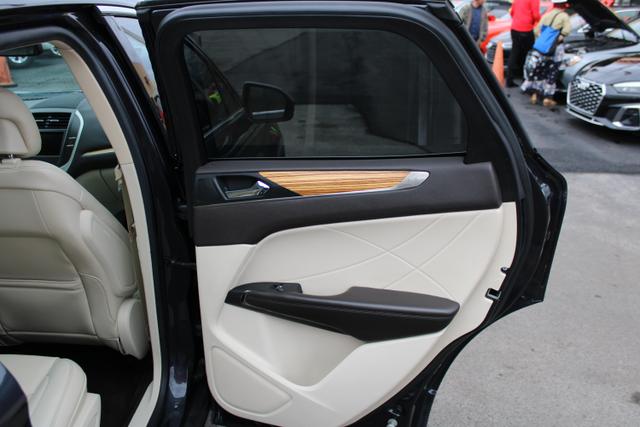Vehicle image 26 of 33