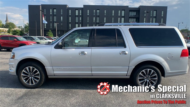 2015 Lincoln Navigator L Base Image 9 of 26