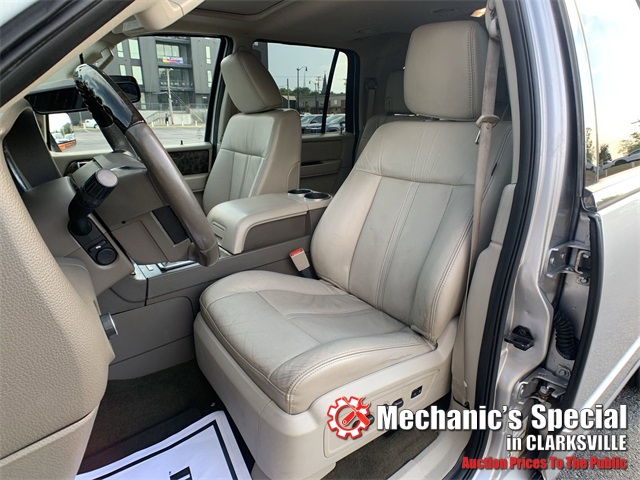 2015 Lincoln Navigator L Base Image 13 of 26