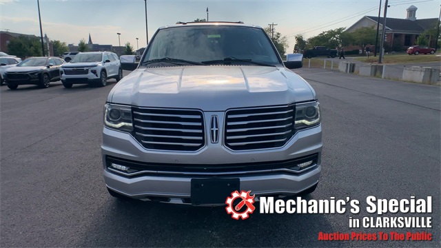 2015 Lincoln Navigator L Base Image 2 of 26