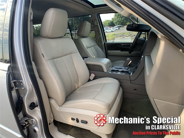 2015 Lincoln Navigator L Base Image 14 of 26