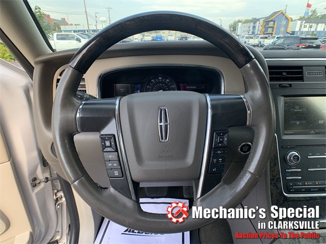 2015 Lincoln Navigator L Base Image 17 of 26