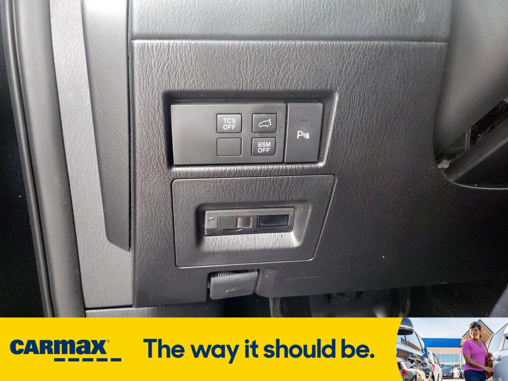 Vehicle image 17 of 27