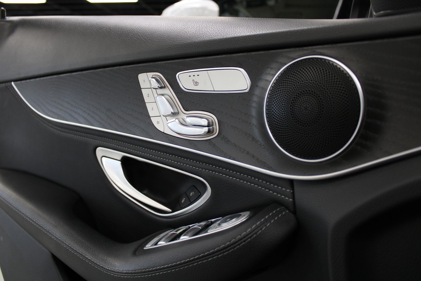 Vehicle image 26 of 37