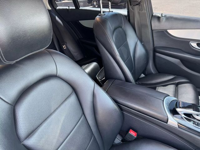 Vehicle image 18 of 25