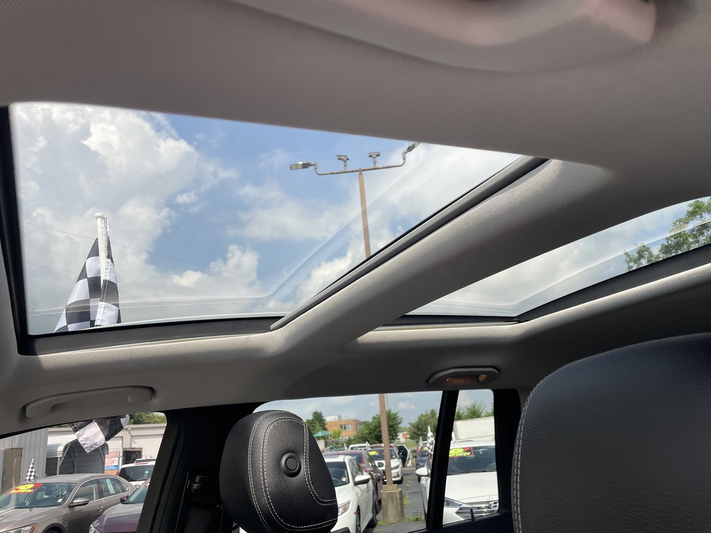 Vehicle image 8 of 10