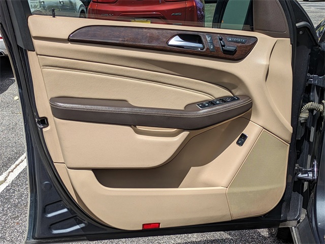 Vehicle image 9 of 32