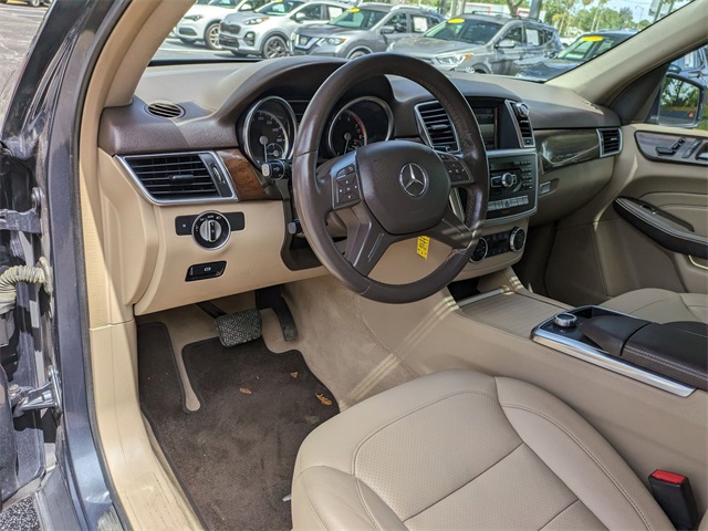 Vehicle image 10 of 32
