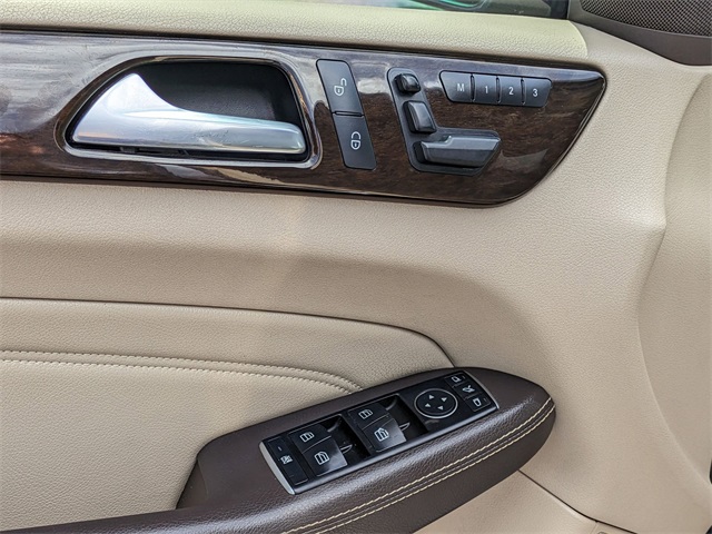 Vehicle image 21 of 32
