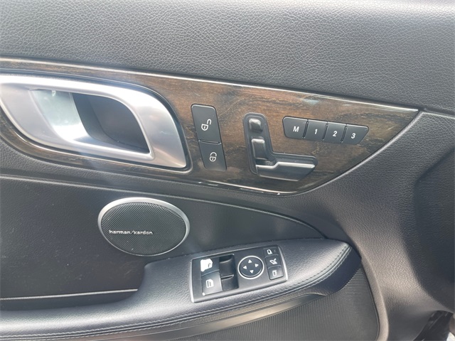 Vehicle image 28 of 32