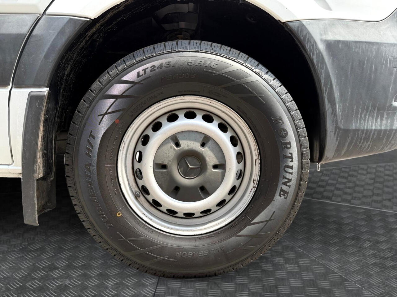 Vehicle image 14 of 26