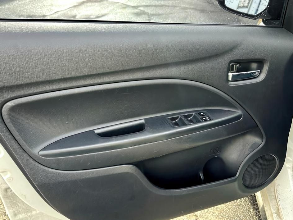 Vehicle image 11 of 13