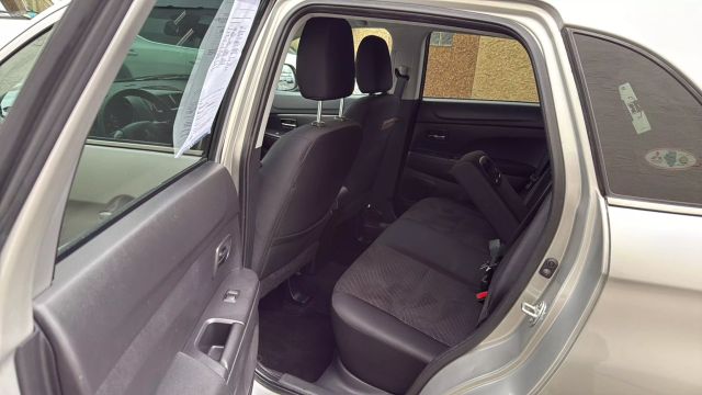 Vehicle image 28 of 31