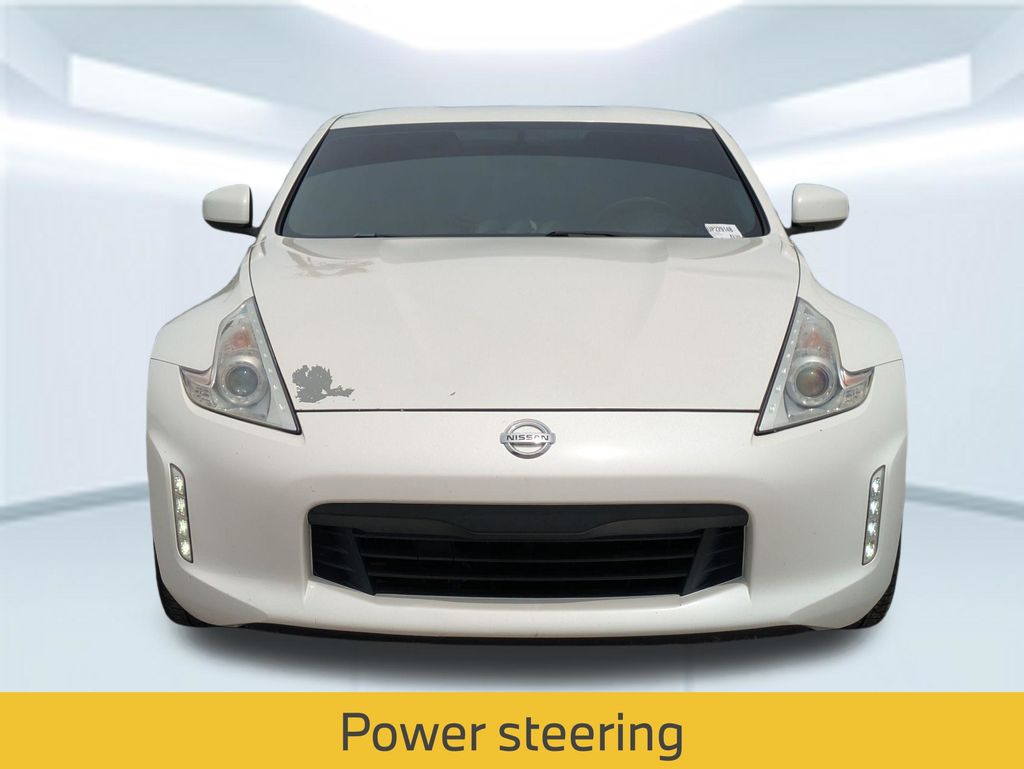 2015 Nissan 370Z Base Image 2 of 30