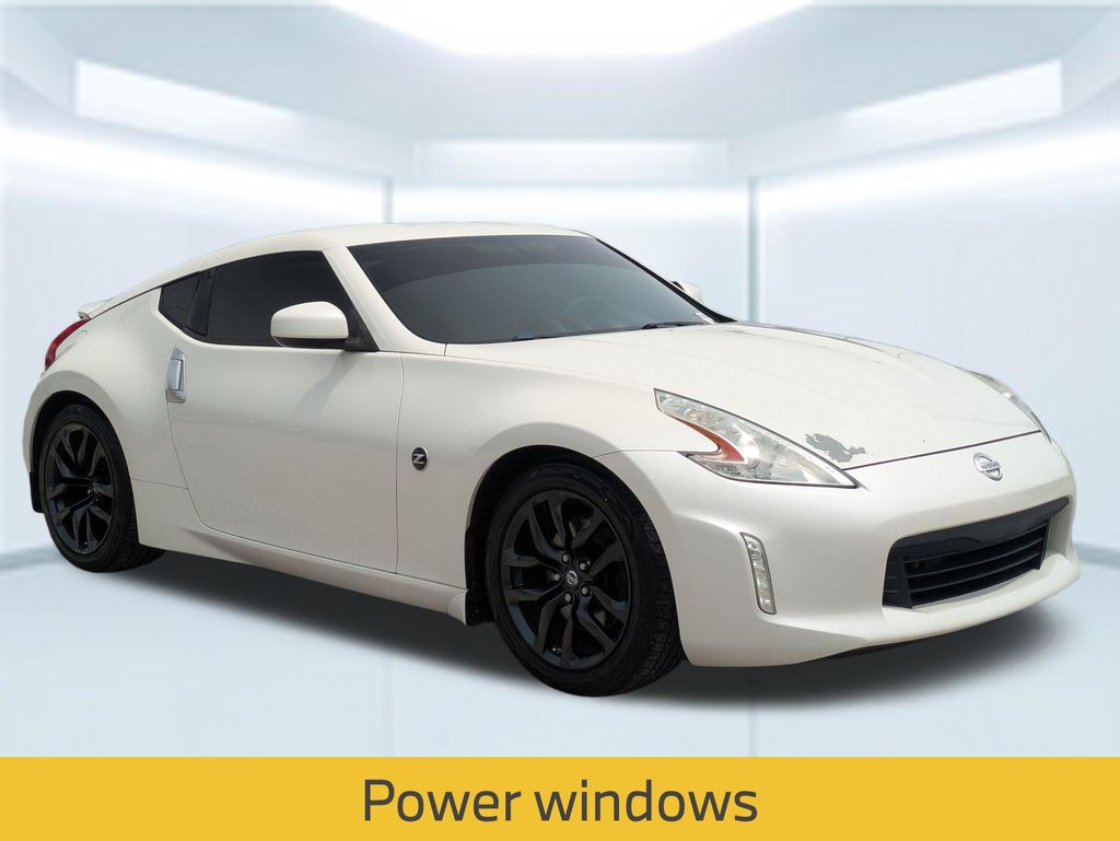 2015 Nissan 370Z Base Image 3 of 30