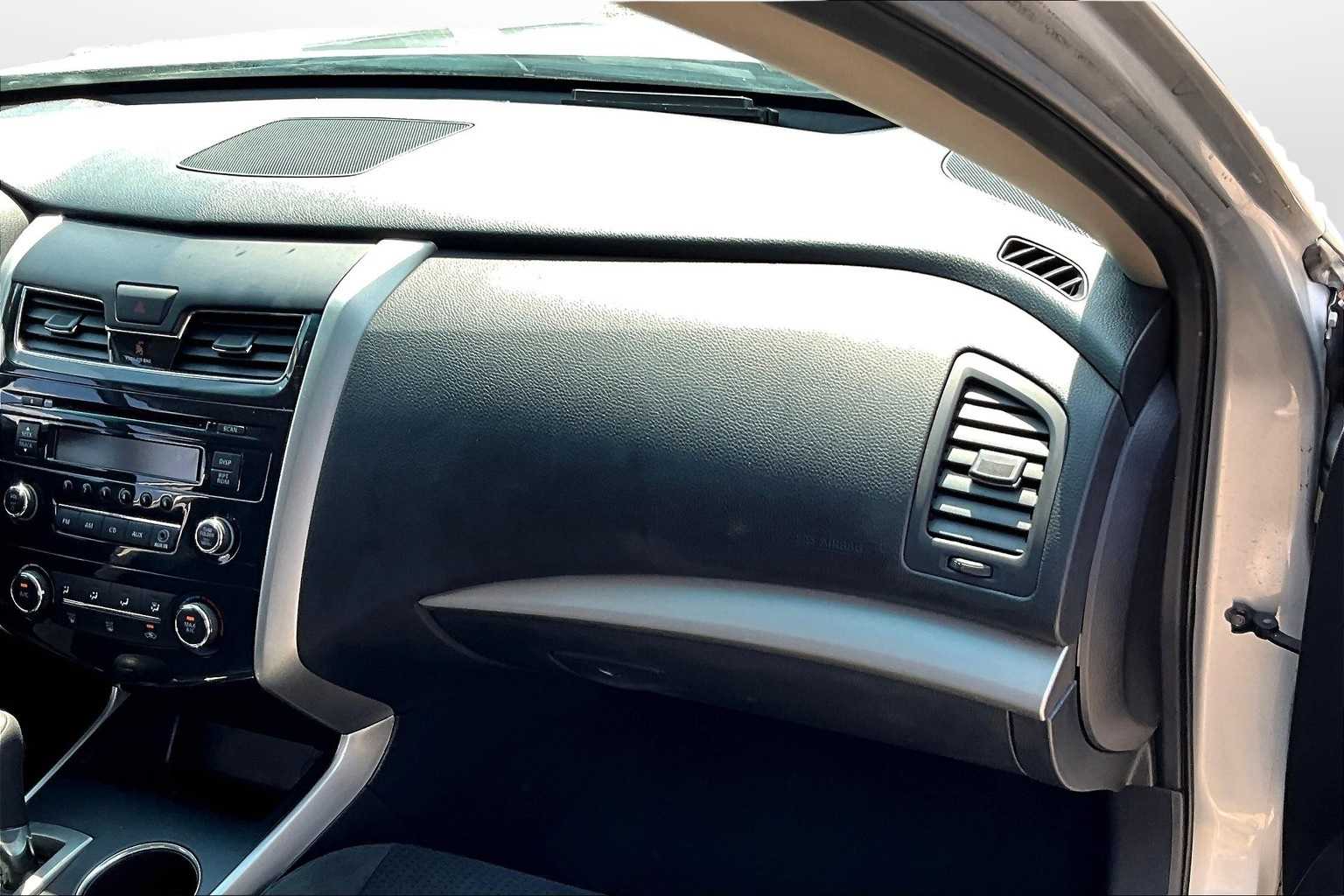 2015 Nissan Altima 2.5 S Image 14 of 29