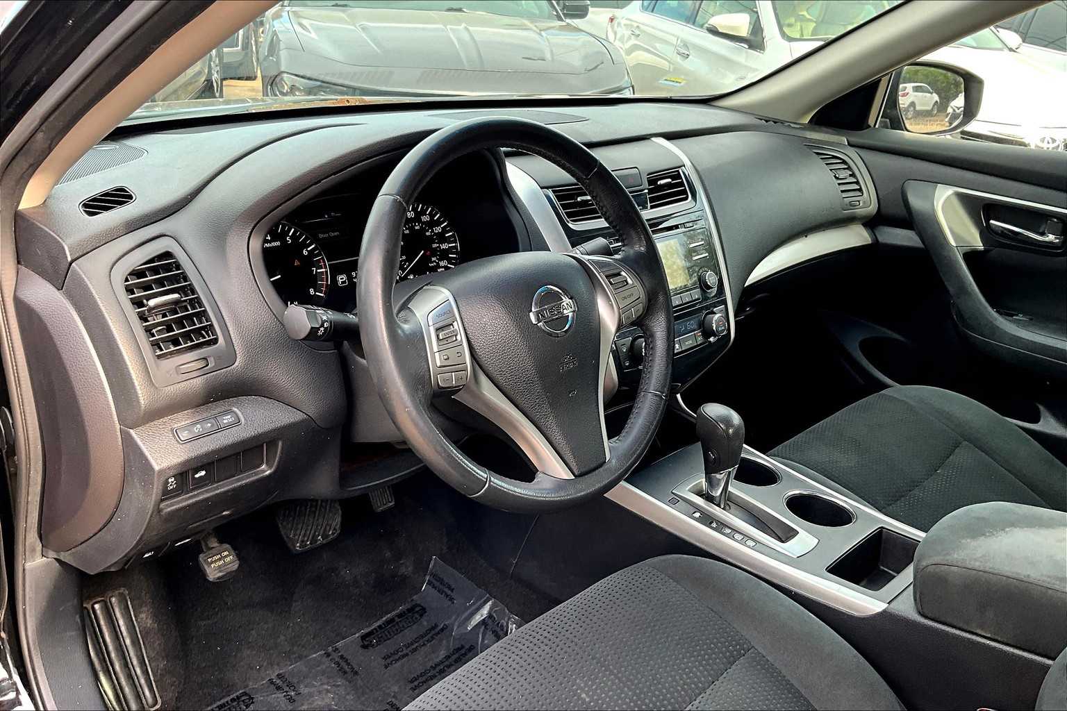 2015 Nissan Altima 2.5 SV Image 12 of 34