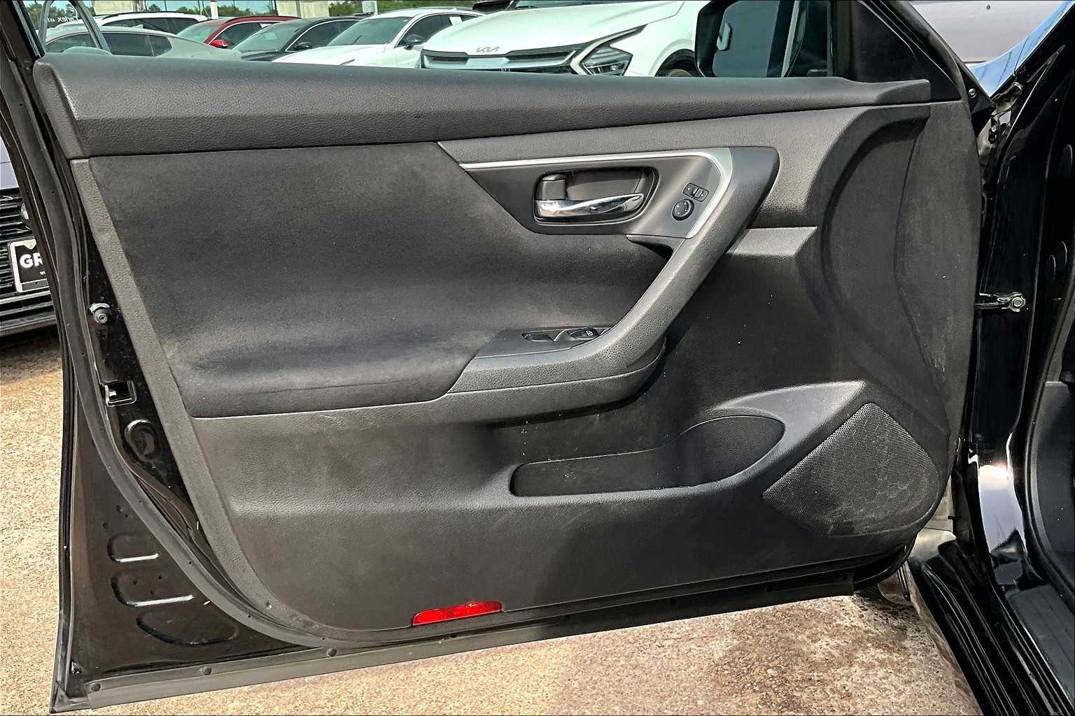 2015 Nissan Altima 2.5 SV Image 21 of 34