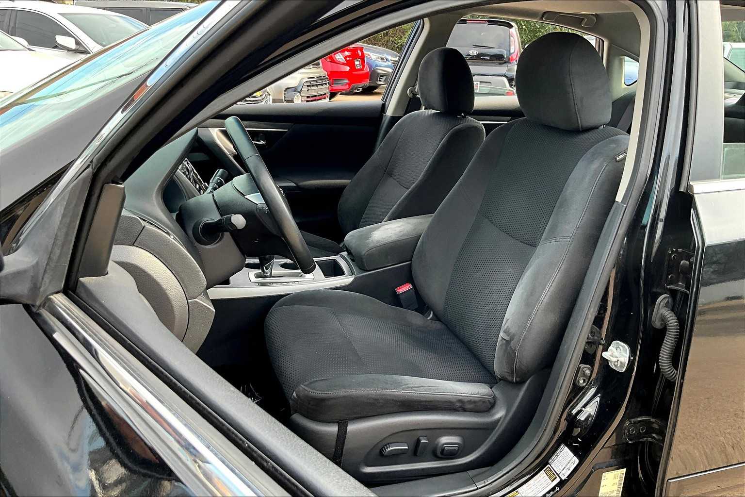 2015 Nissan Altima 2.5 SV Image 11 of 34