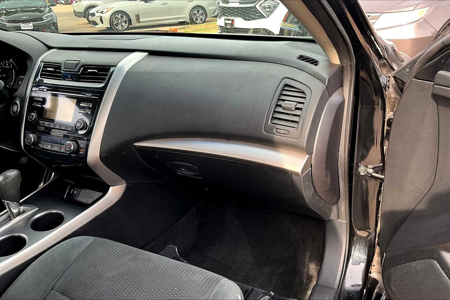 2015 Nissan Altima 2.5 SV Image 14 of 34