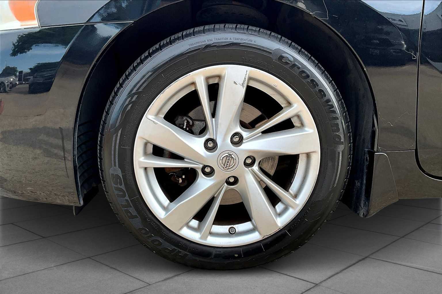 2015 Nissan Altima 2.5 SV Image 7 of 34